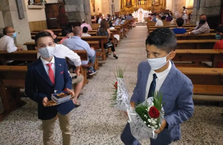 Foto 4 - Dos ni&ntilde;os toman la Primera Comuni&oacute;n en la Parroquia de San Andr&eacute;s  