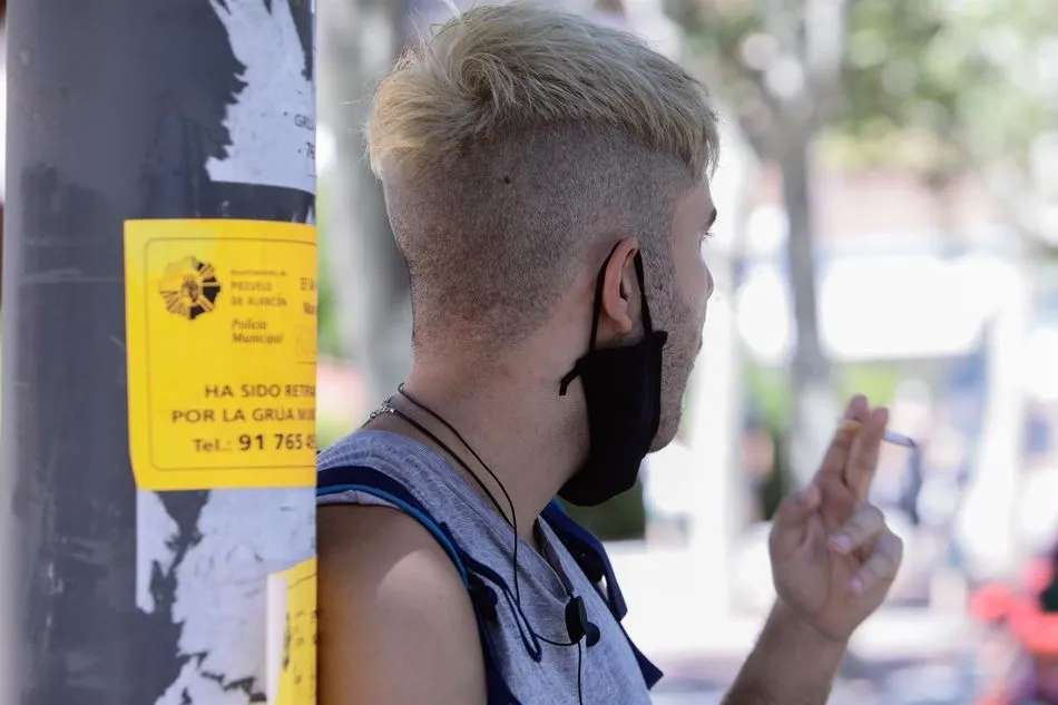 Un joven fumando en la vía pública. Foto: EP
