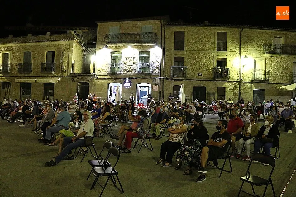 Foto 10 - El grupo &lsquo;Arraigo&rsquo; deja la nota tradicional en la Plaza de Aldead&aacute;vila  