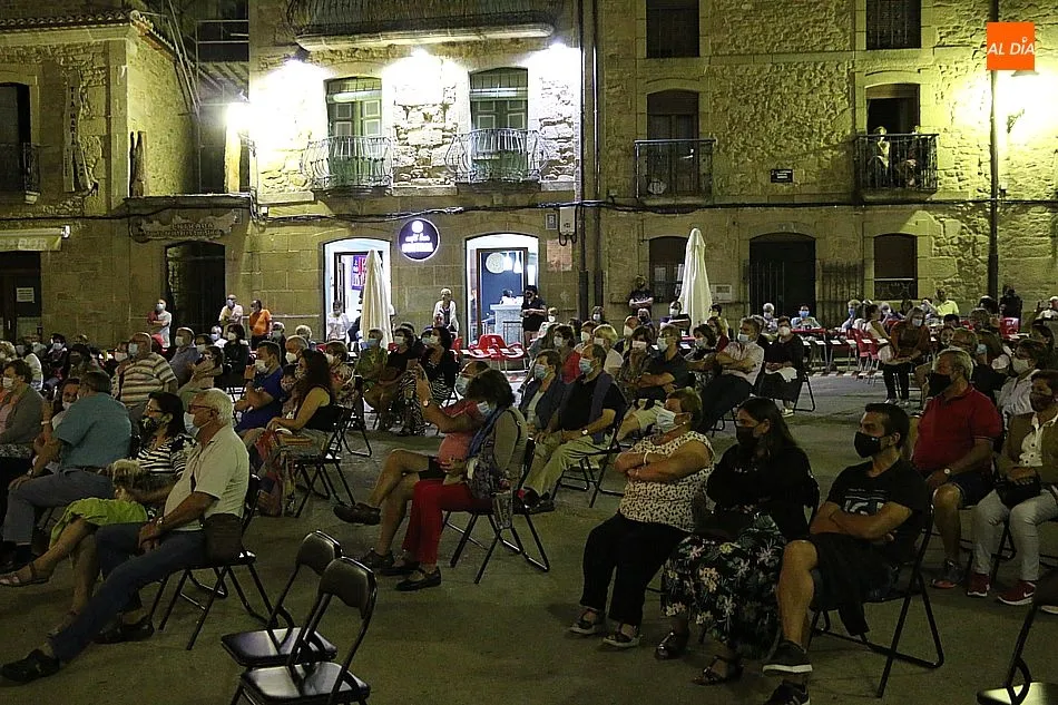 Foto 9 - El grupo &lsquo;Arraigo&rsquo; deja la nota tradicional en la Plaza de Aldead&aacute;vila  