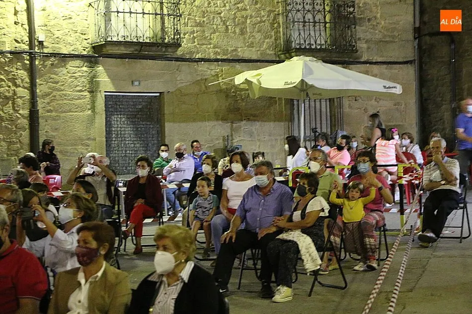 Foto 8 - El grupo &lsquo;Arraigo&rsquo; deja la nota tradicional en la Plaza de Aldead&aacute;vila  