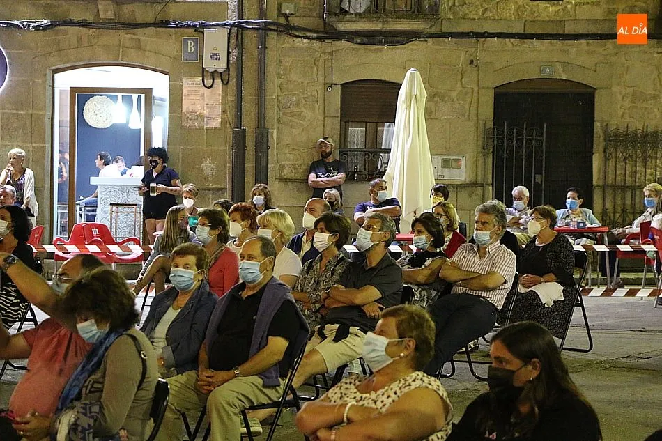 Foto 7 - El grupo &lsquo;Arraigo&rsquo; deja la nota tradicional en la Plaza de Aldead&aacute;vila  