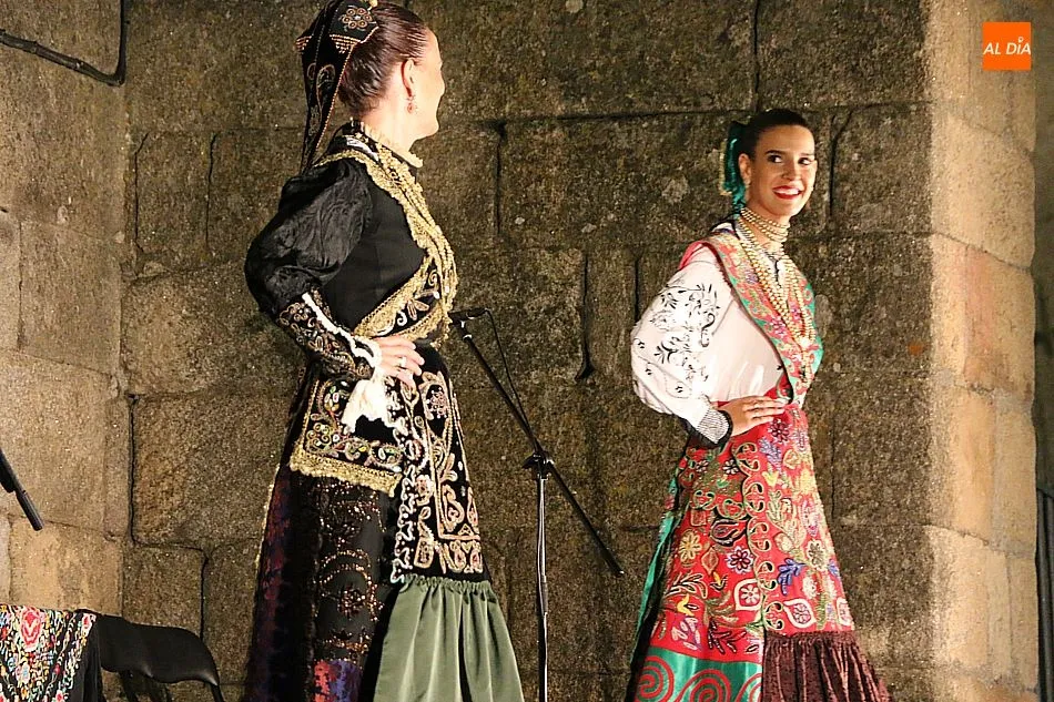 Foto 6 - El grupo &lsquo;Arraigo&rsquo; deja la nota tradicional en la Plaza de Aldead&aacute;vila  