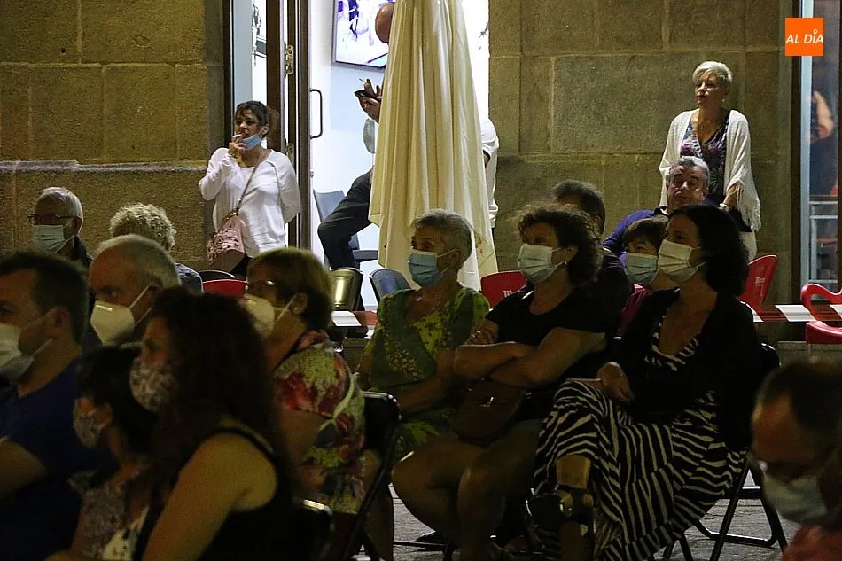 Foto 5 - El grupo &lsquo;Arraigo&rsquo; deja la nota tradicional en la Plaza de Aldead&aacute;vila  