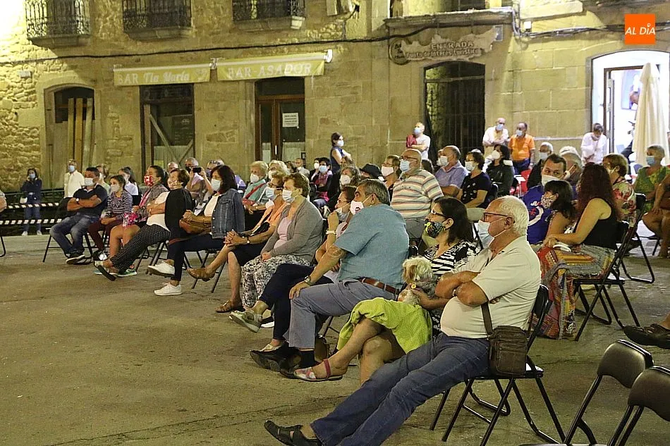 Foto 4 - El grupo &lsquo;Arraigo&rsquo; deja la nota tradicional en la Plaza de Aldead&aacute;vila  