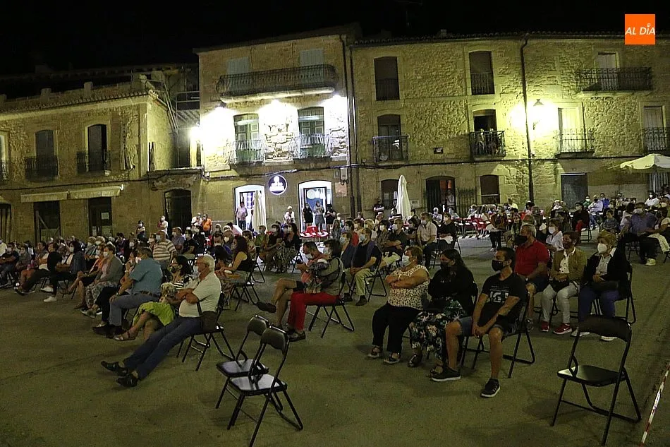 Foto 3 - El grupo &lsquo;Arraigo&rsquo; deja la nota tradicional en la Plaza de Aldead&aacute;vila  