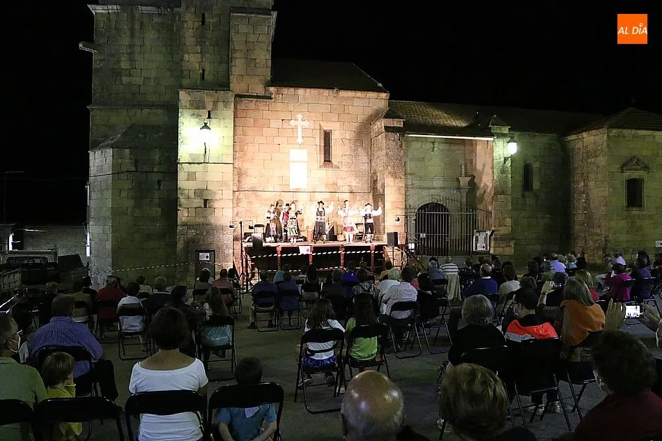 Foto 2 - El grupo &lsquo;Arraigo&rsquo; deja la nota tradicional en la Plaza de Aldead&aacute;vila  