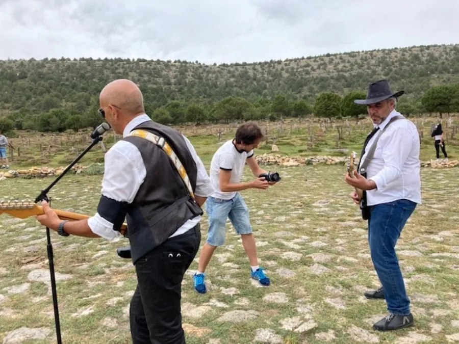 Foto 3 - Baden Bah! homenajea a Morricone grabando un v&iacute;deoclip en el cementerio donde se rod&oacute; &lsquo;El...