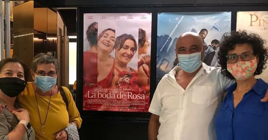 Los bibliotecarios José Luis Sánchez y Felicidad Campal, junto a la docente y pintora Ana Mangas, antes de ver esta película