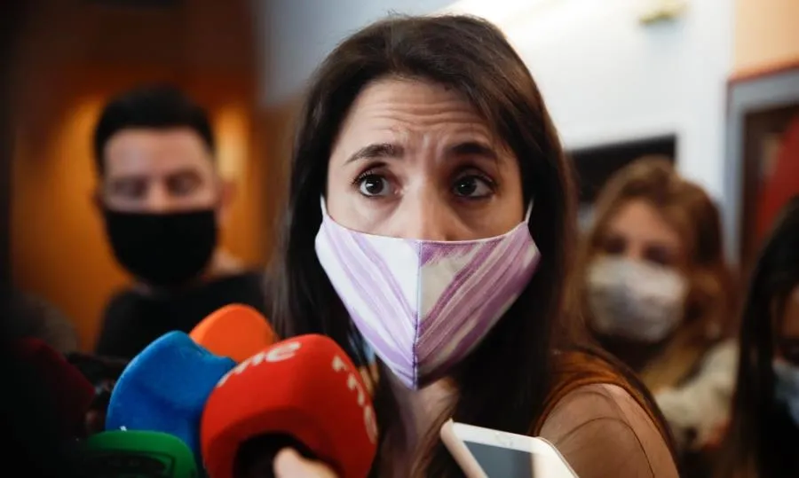 La ministra de Igualdad, Irene Montero, atiende a los medios de comunicación en Madrid. Foto de Ricardo Rubio - EP