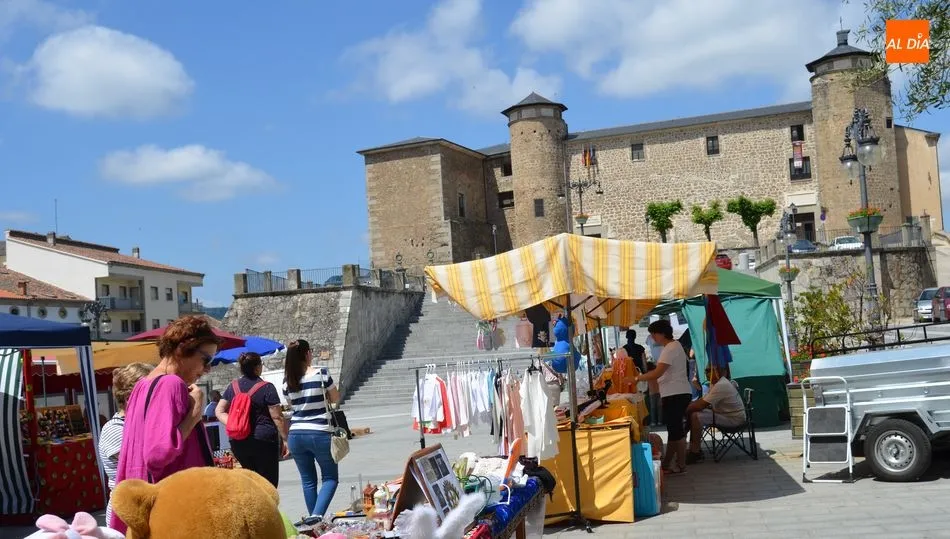 Mercado de las artesanías y antigüedades en la Plaza Mayor / FOTO DE ARCHIVO