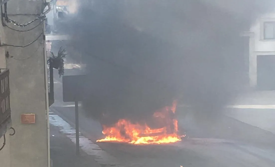 Foto 10 - Arde por completo un veh&iacute;culo en pleno centro de El Bod&oacute;n  
