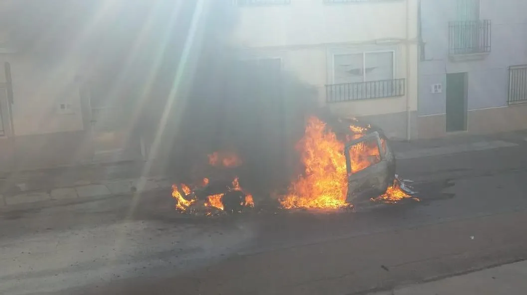 Foto 9 - Arde por completo un veh&iacute;culo en pleno centro de El Bod&oacute;n  