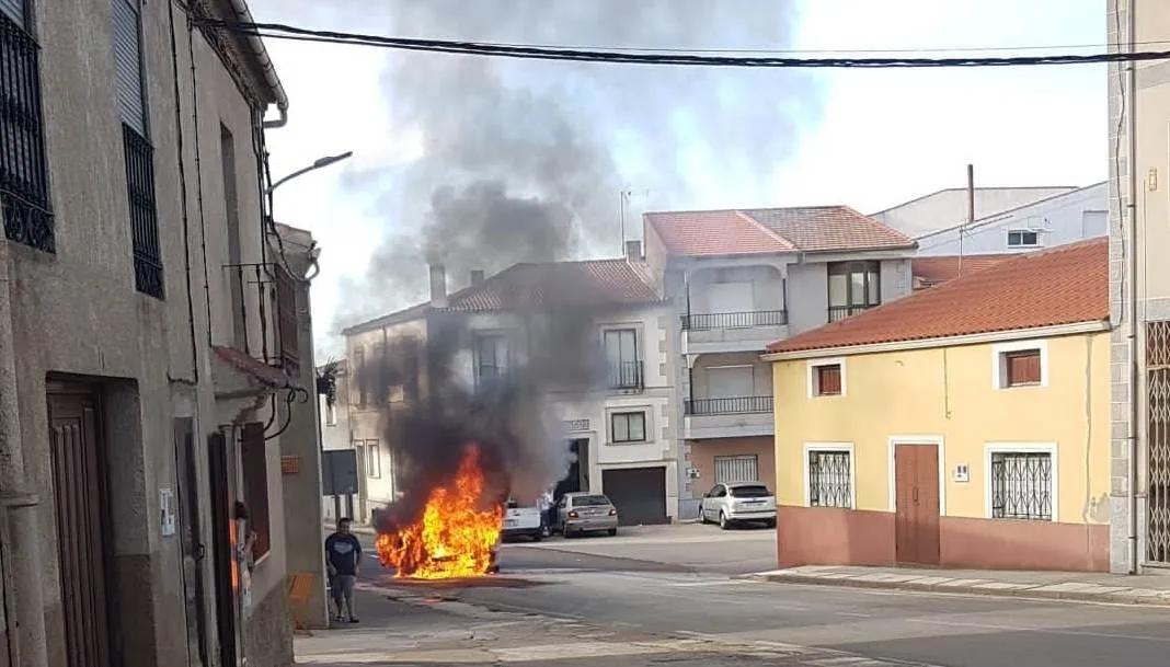 Foto 7 - Arde por completo un veh&iacute;culo en pleno centro de El Bod&oacute;n  