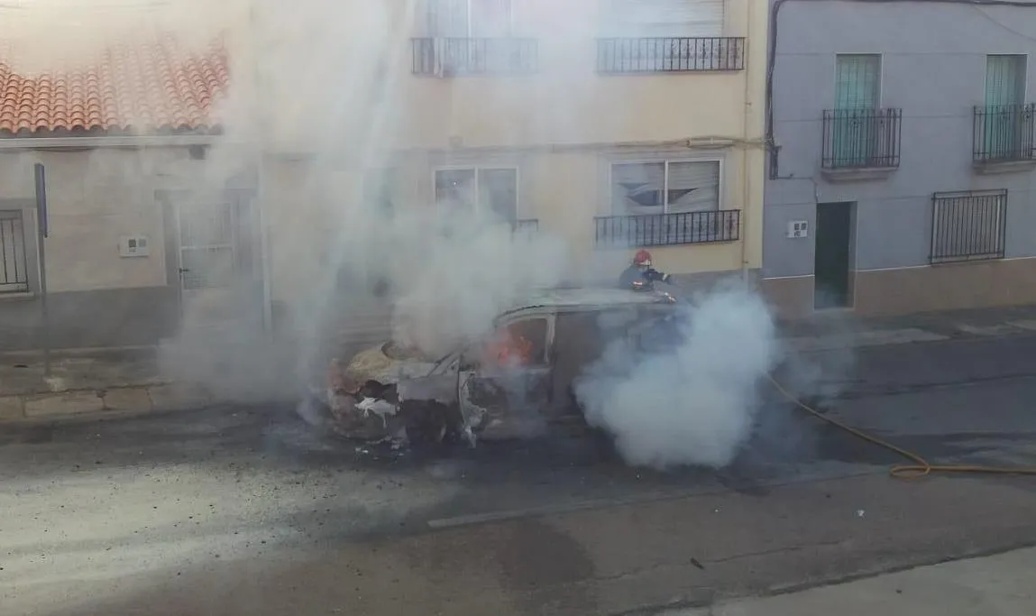 Foto 6 - Arde por completo un veh&iacute;culo en pleno centro de El Bod&oacute;n  