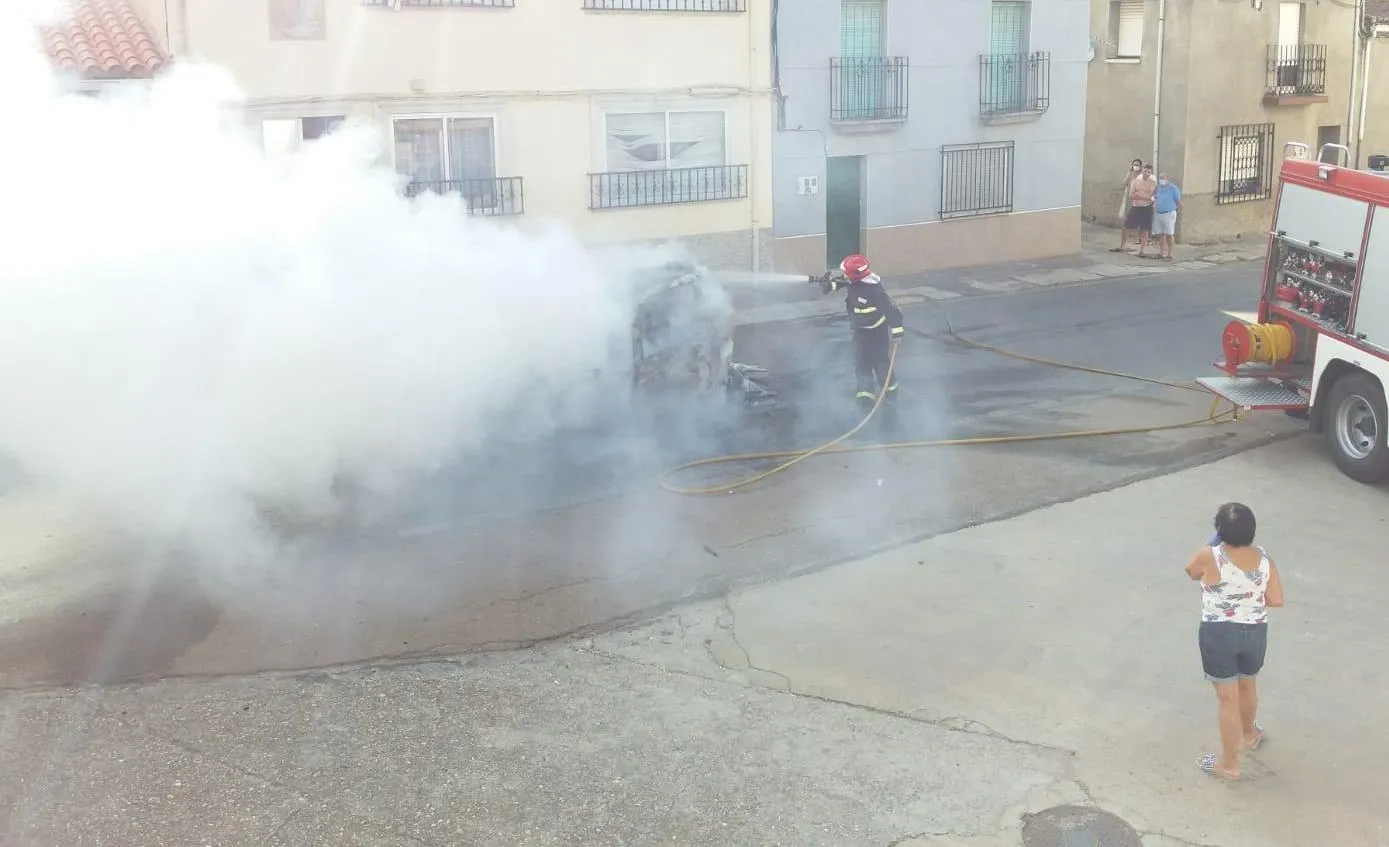 Foto 5 - Arde por completo un veh&iacute;culo en pleno centro de El Bod&oacute;n  