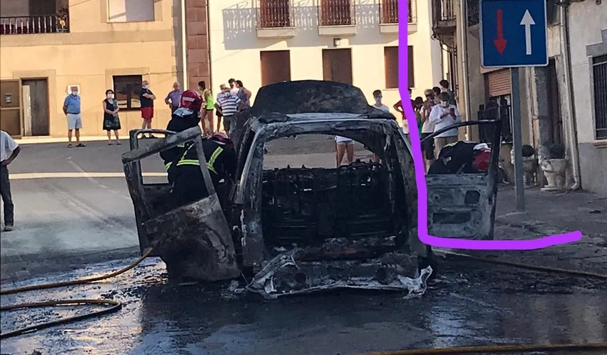 Foto 2 - Arde por completo un veh&iacute;culo en pleno centro de El Bod&oacute;n  
