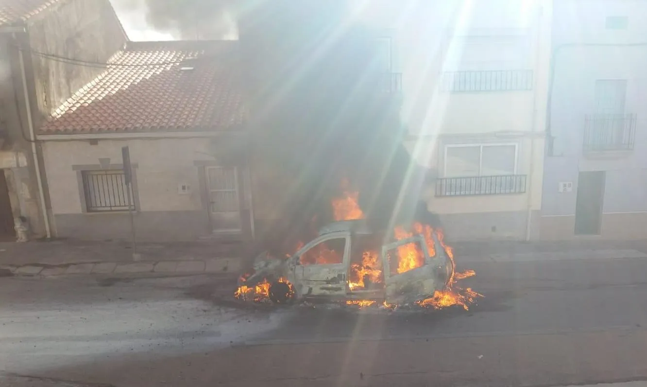 Foto 8 - Arde por completo un veh&iacute;culo en pleno centro de El Bod&oacute;n  