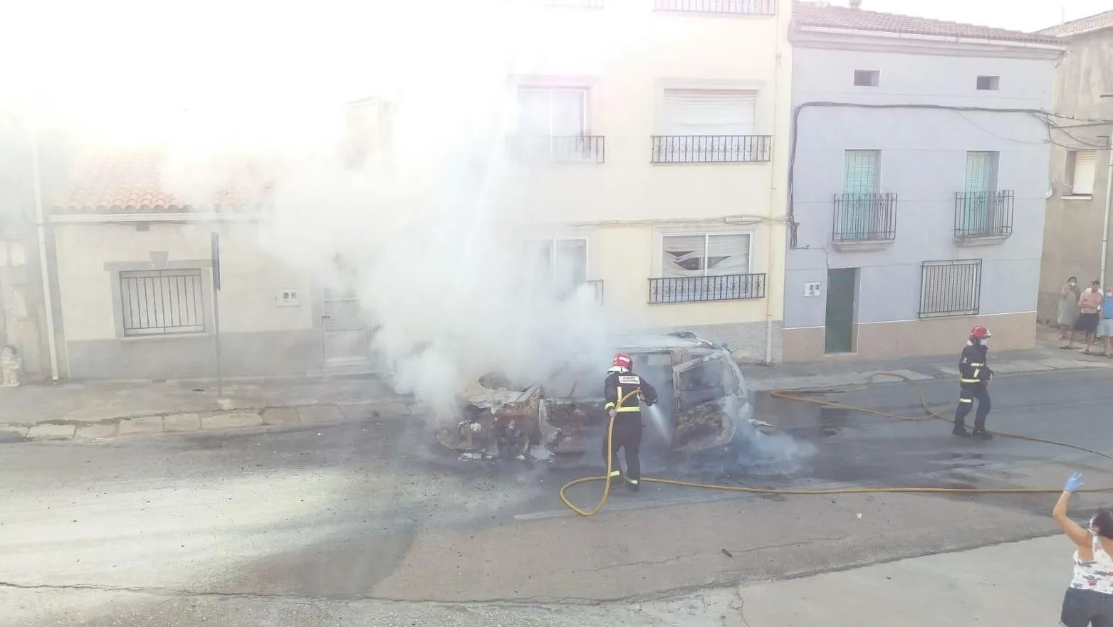 Foto 4 - Arde por completo un veh&iacute;culo en pleno centro de El Bod&oacute;n  