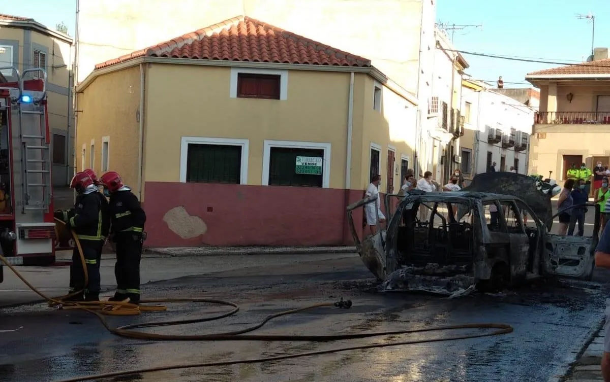 Foto 3 - Arde por completo un veh&iacute;culo en pleno centro de El Bod&oacute;n  