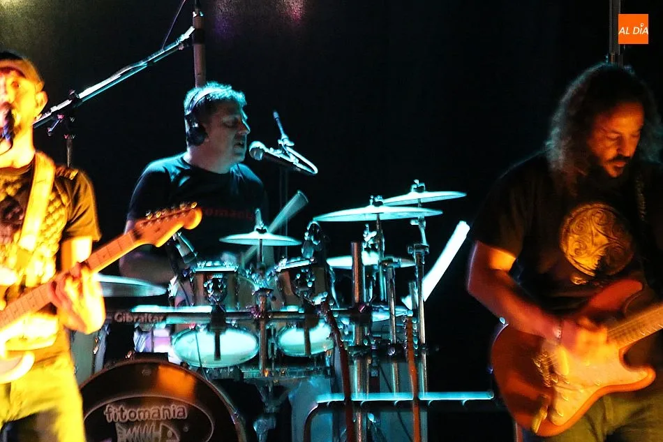 Foto 9 - Fitoman&iacute;a hace vibrar al p&uacute;blico de Aldead&aacute;vila en el tributo a Fito  