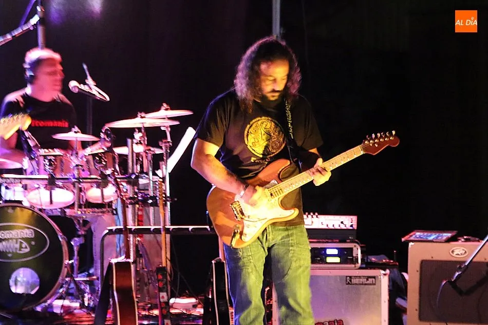 Foto 8 - Fitoman&iacute;a hace vibrar al p&uacute;blico de Aldead&aacute;vila en el tributo a Fito  