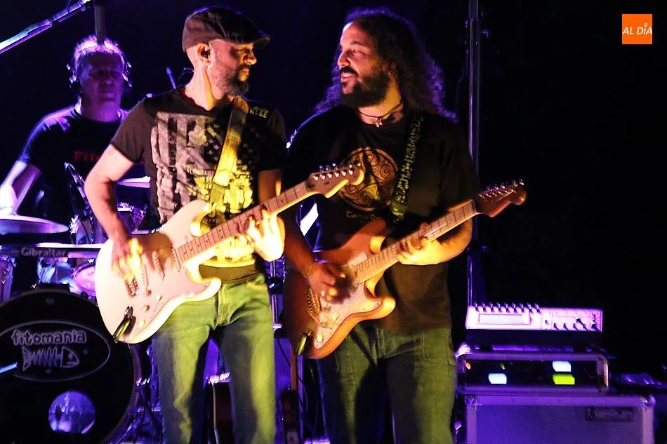 Foto 7 - Fitoman&iacute;a hace vibrar al p&uacute;blico de Aldead&aacute;vila en el tributo a Fito  