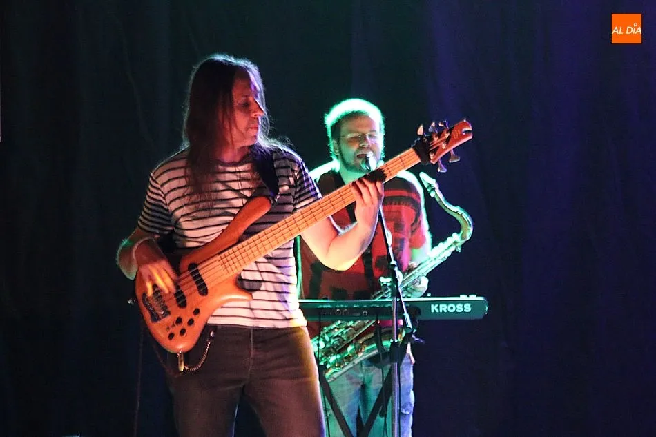Foto 6 - Fitoman&iacute;a hace vibrar al p&uacute;blico de Aldead&aacute;vila en el tributo a Fito  