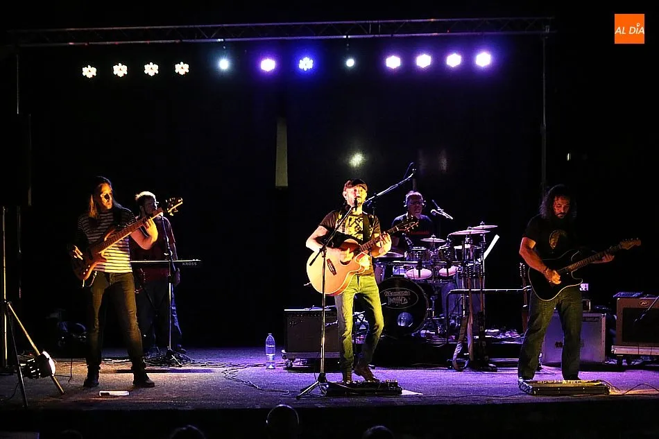 Foto 5 - Fitoman&iacute;a hace vibrar al p&uacute;blico de Aldead&aacute;vila en el tributo a Fito  