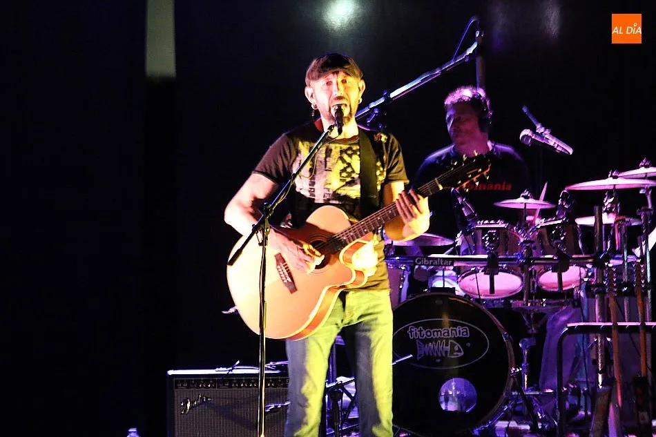Foto 4 - Fitoman&iacute;a hace vibrar al p&uacute;blico de Aldead&aacute;vila en el tributo a Fito  