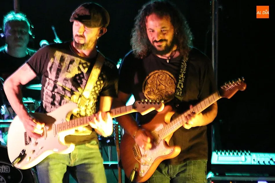 Foto 3 - Fitoman&iacute;a hace vibrar al p&uacute;blico de Aldead&aacute;vila en el tributo a Fito  