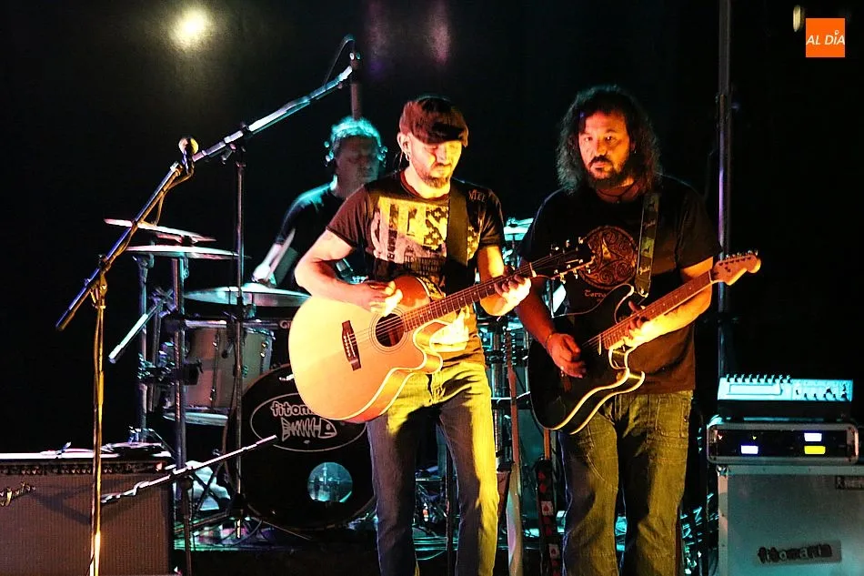 Foto 2 - Fitoman&iacute;a hace vibrar al p&uacute;blico de Aldead&aacute;vila en el tributo a Fito  