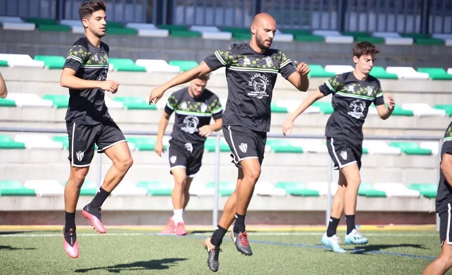 Foto 2 - Sonrisas e ilusi&oacute;n en el regreso a los entrenamientos del CD Guijuelo