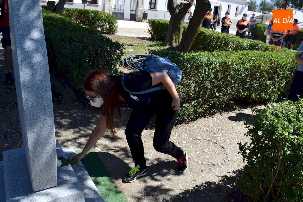 Foto 9 - Emotivo homenaje a los fallecidos y a todas las personas trabajadoras y solidarias durante la...