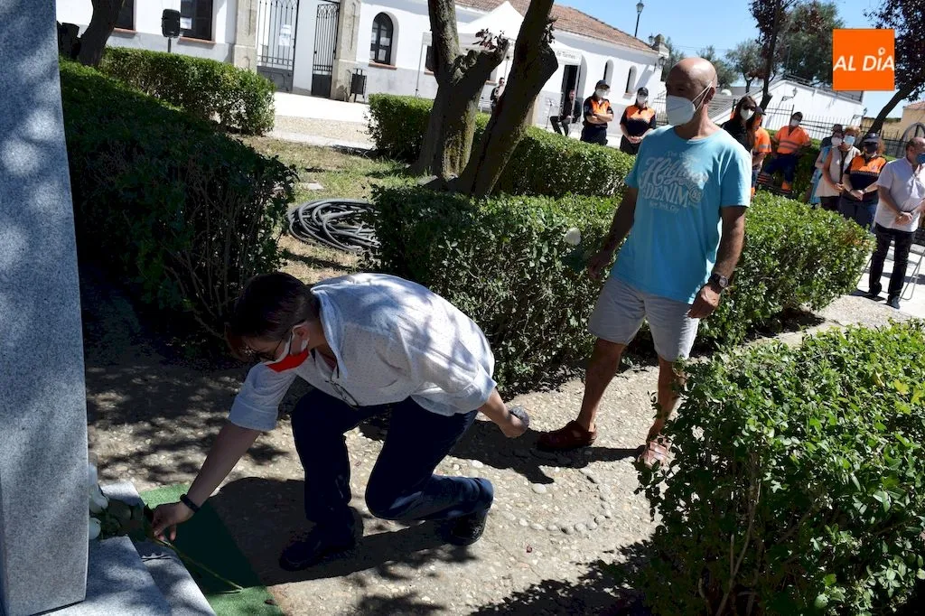 Foto 4 - Emotivo homenaje a los fallecidos y a todas las personas trabajadoras y solidarias durante la...