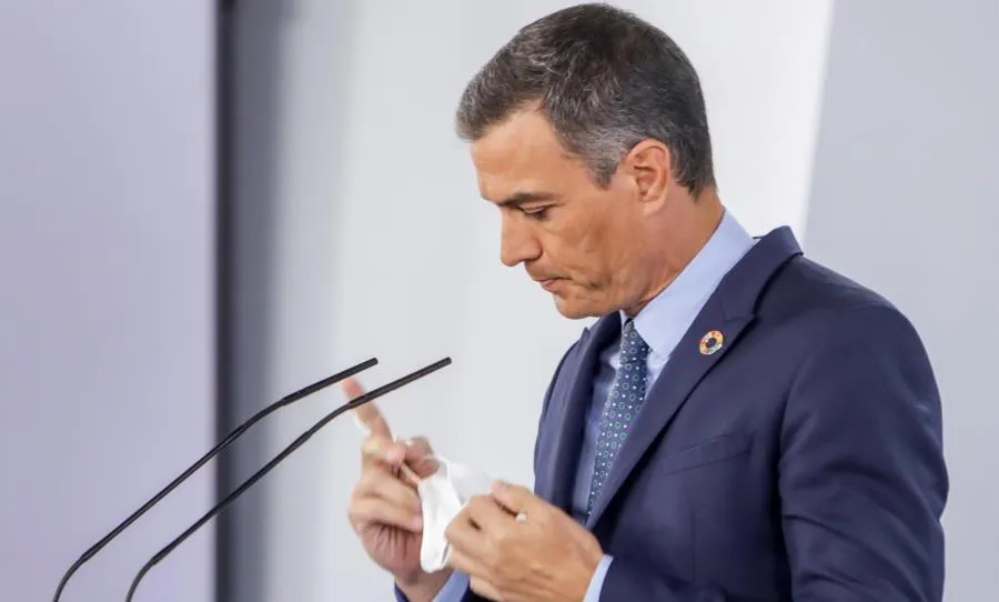 El presidente del Gobierno, Pedro Sánchez, antes de ofrecer una rueda de prensa al término de la primera reunión del Consejo de Ministros en Moncloa, en Madrid. Foto de R.Rubio. POOL - EP
