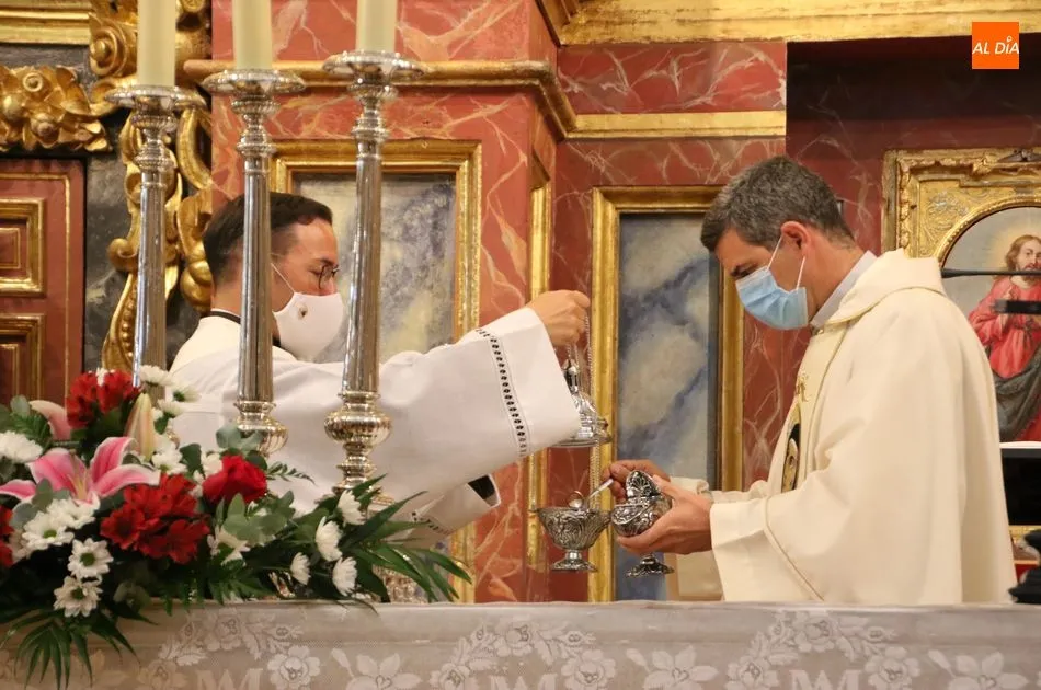 La iglesia de la Anunciación estaba al cincuenta por ciento de su capacidad en cumplimiento de las normas establecidas