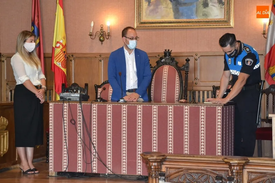 Foto 4 - Toma posesi&oacute;n como funcionario de carrera otro agente m&aacute;s de la Polic&iacute;a Local  