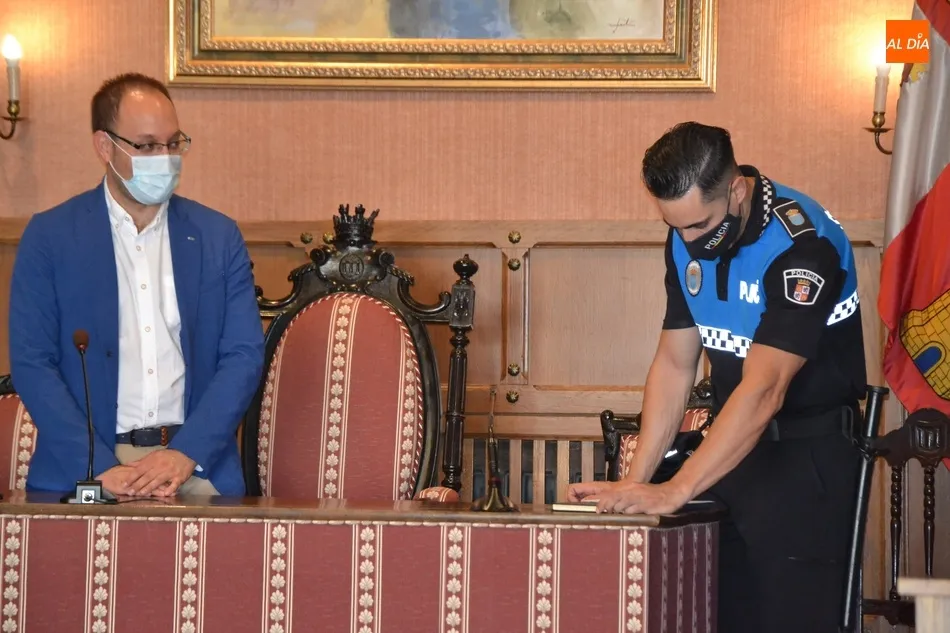 Foto 5 - Toma posesi&oacute;n como funcionario de carrera otro agente m&aacute;s de la Polic&iacute;a Local  