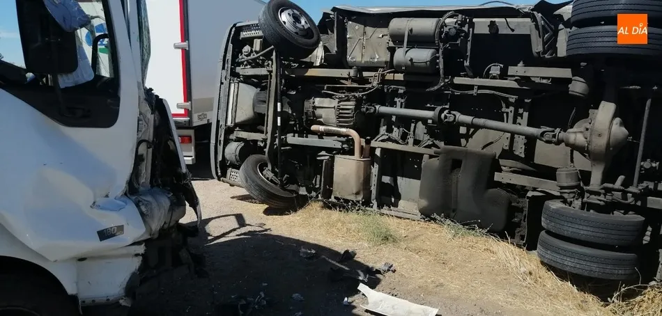 Foto 6 - Un cami&oacute;n impacta contra otro en la Nacional 620 y lo hace volcar  