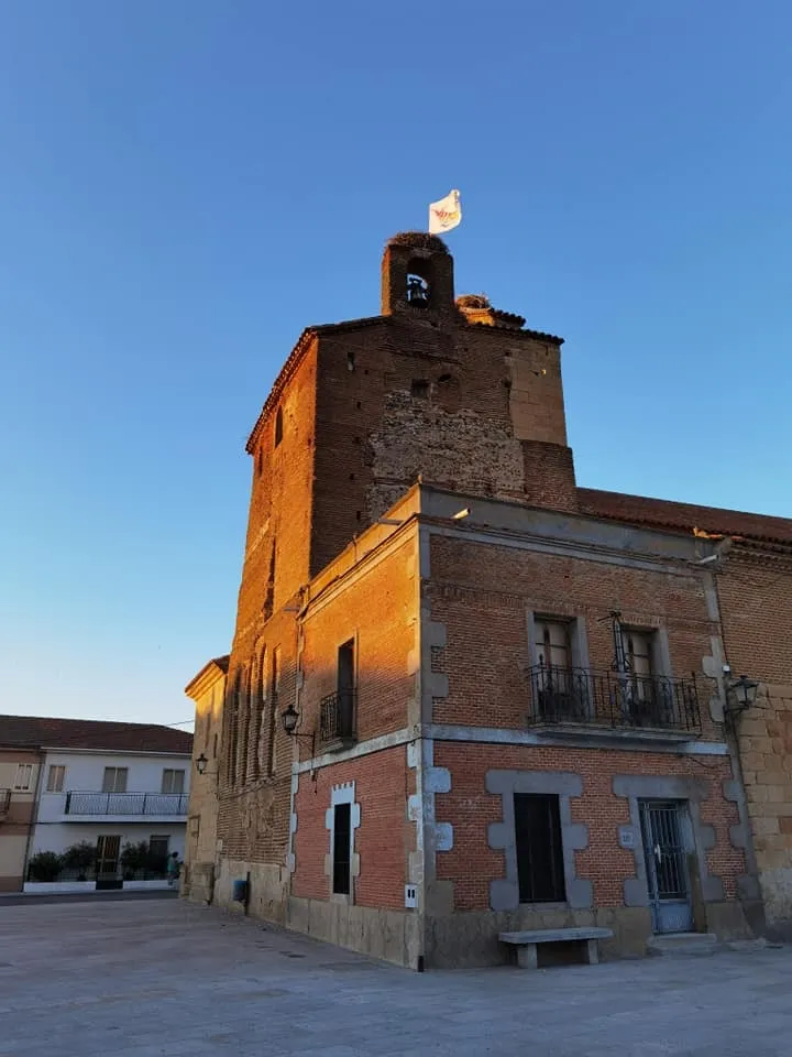 Foto 5 - La Mariseca ya ondea en la torre de la iglesia de Villoria  
