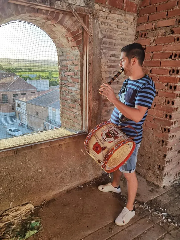 Foto 3 - La Mariseca ya ondea en la torre de la iglesia de Villoria  