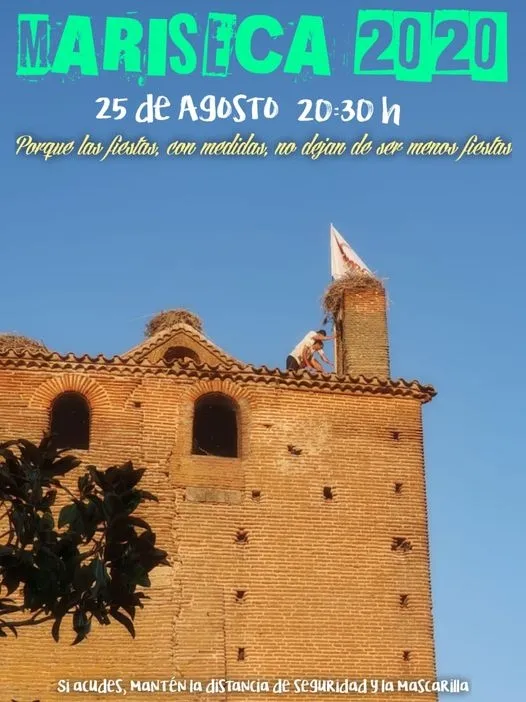 Foto 2 - La Mariseca ya ondea en la torre de la iglesia de Villoria  
