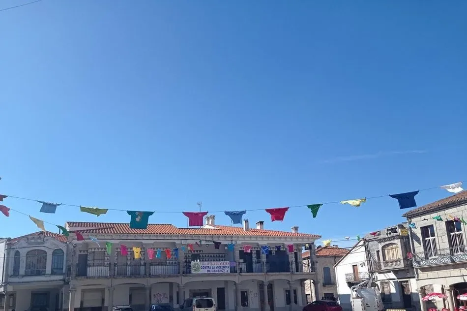 Foto 9 - La Plaza de Villavieja se viste de colores para rememorar el D&iacute;a de las Pe&ntilde;as  