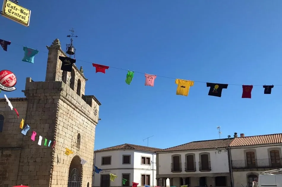 Foto 8 - La Plaza de Villavieja se viste de colores para rememorar el D&iacute;a de las Pe&ntilde;as  