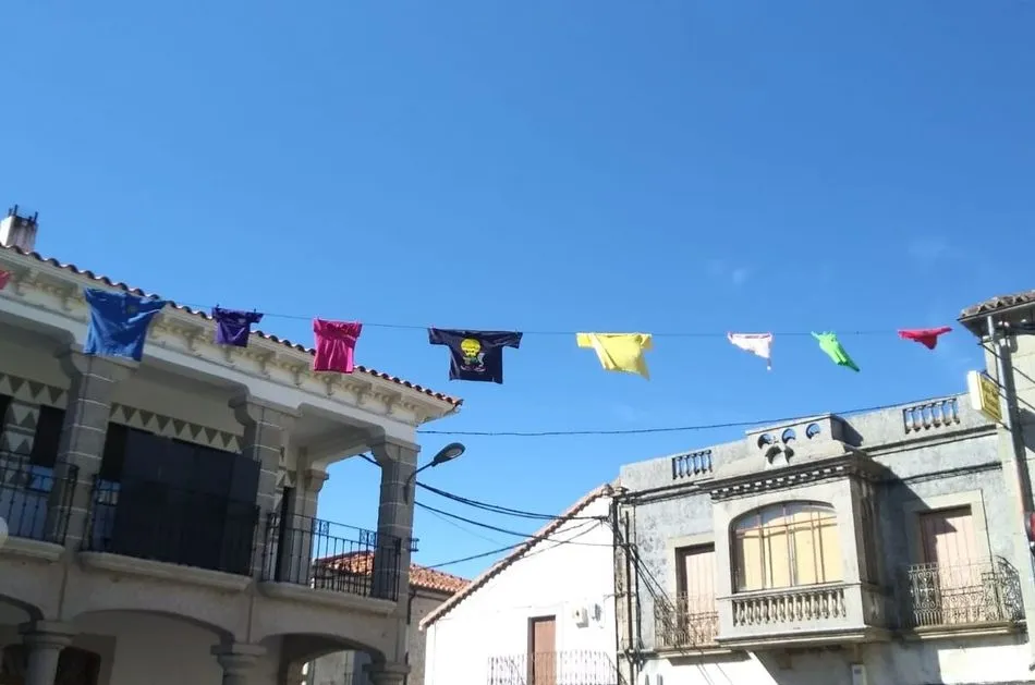 Foto 7 - La Plaza de Villavieja se viste de colores para rememorar el D&iacute;a de las Pe&ntilde;as  