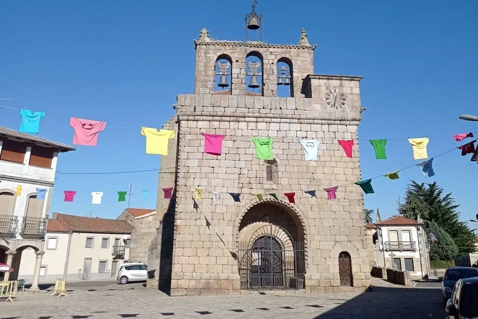Foto 6 - La Plaza de Villavieja se viste de colores para rememorar el D&iacute;a de las Pe&ntilde;as  