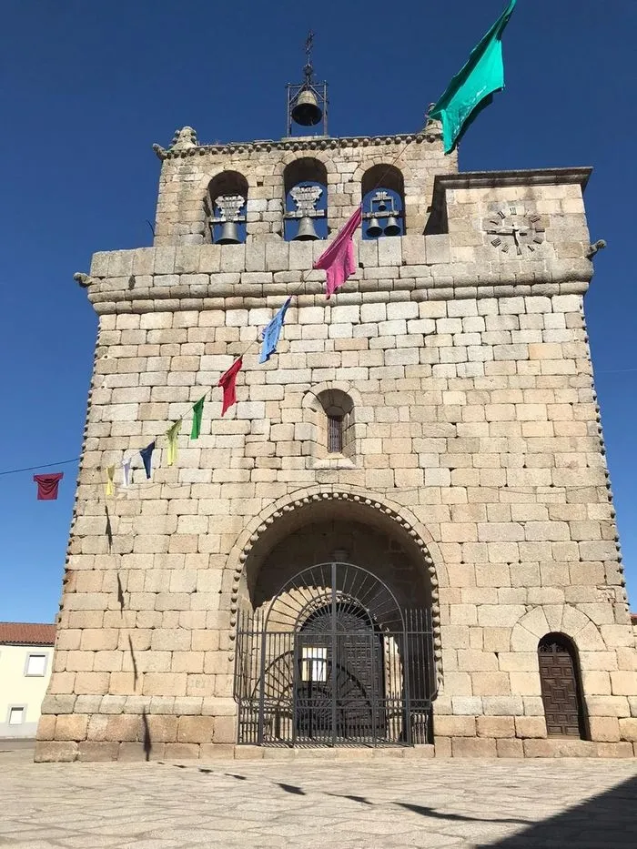 Foto 5 - La Plaza de Villavieja se viste de colores para rememorar el D&iacute;a de las Pe&ntilde;as  