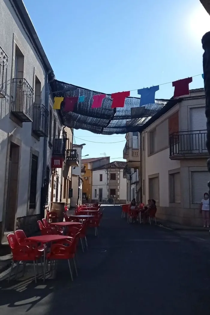 Foto 4 - La Plaza de Villavieja se viste de colores para rememorar el D&iacute;a de las Pe&ntilde;as  