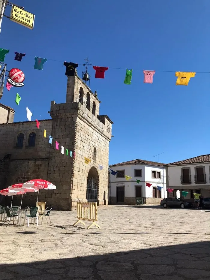 Foto 3 - La Plaza de Villavieja se viste de colores para rememorar el D&iacute;a de las Pe&ntilde;as  